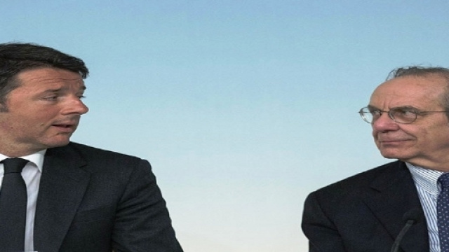 Il premier Matteo Renzi e il ministro dell'Economia Padoan.