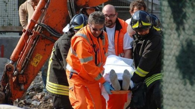 Operaio muore schiacciato da un carroponte a Massa Carrara.
