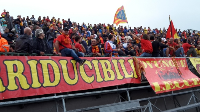 Una foto dei tifosi salentini a Melfi.