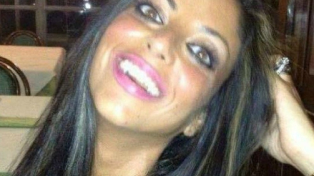 La giovane sorridente in questa immagine