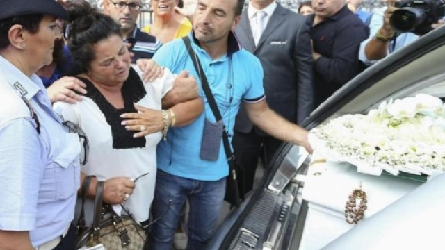 La mamma di Tiziana Cantone all'uscita del feretro dalla Chiesa