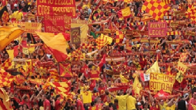 Tanti tifosi del Lecce al "Via del mare".