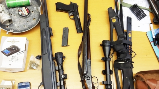 Una parte del materiale sequestrato dalla Polizia.