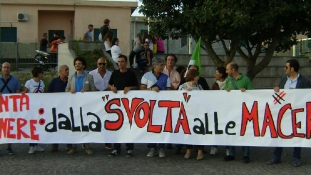 Cittadini di Santa Venere insieme al coordinamento di 'Proposta Militante'.