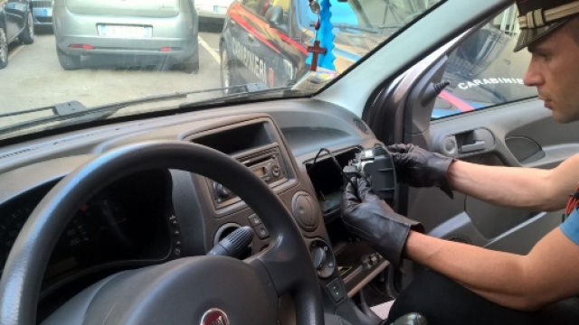 La perquisizione dei carabinieri nell'appartamento e nell'auto (1)
