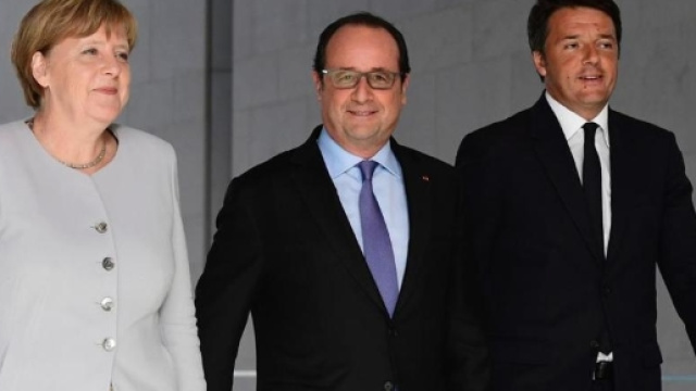 Merkel con Renzi e Hollande dopo il Brexit ... - lastampa.it