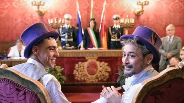 A Roma la Raggi celebra l'unione civile di Francisco e Luca - Il ... - webdigital.hu