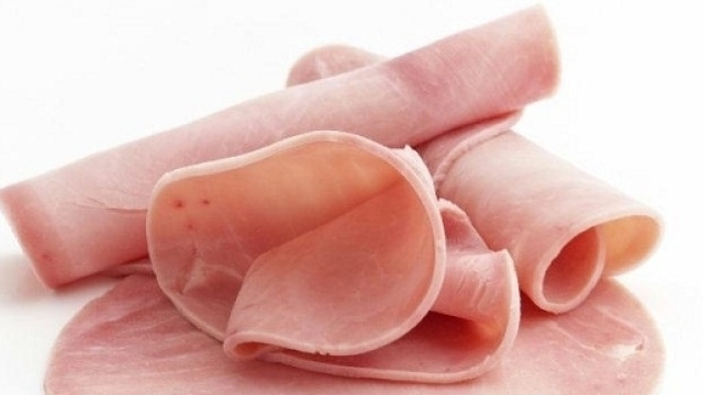 La belle couleur rose du jambon n'est pas naturelle, elle est d&ucirc;e &agrave; l'ajout de l'additif E250 : le nitrite de sodium.