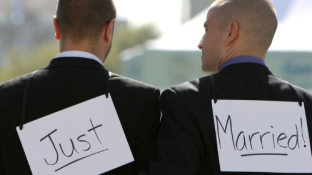 Raggi celebra il primo matrimonio gay di Roma