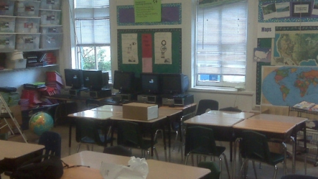 Un'aula scolastica, campo di battaglia tra genitori e insegnanti