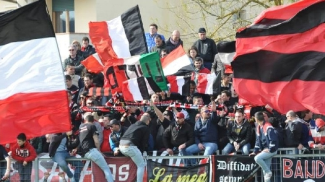 Alcuni tifosi della Lucchese (foto: GazzettaLucchese)