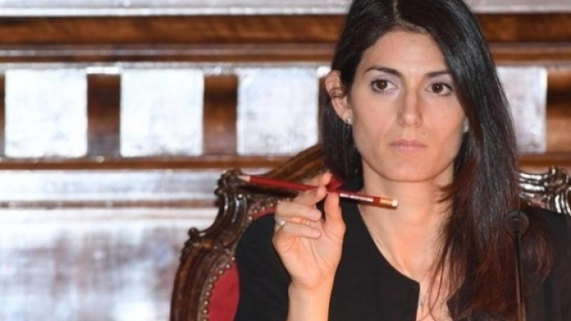 Caos a Roma, Raggi revoca il capo di gabinetto. Lasciano assessore ... - lastampa.it