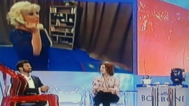 La gag di Tina Cipollari a Uomini e Donne, contro la tronista over Gemma Galgani.