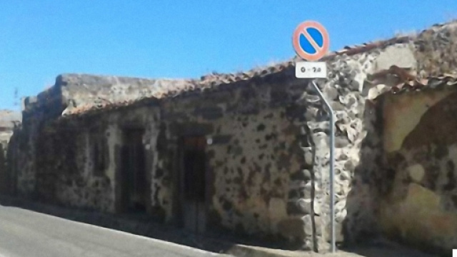 La strada in cui &egrave; accaduto l'incidente costato la vita a Pier Nicola Pinna, nella foto piccola.
