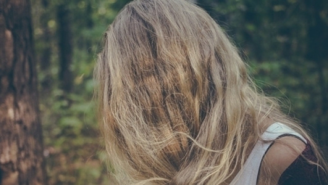 La treccia pi&ugrave; trend del momento &egrave; la 'zipper braid'