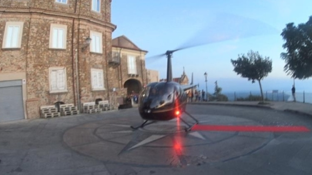 Matrimonio a Nicotera desta scalpore: sposi con elicottero in centro