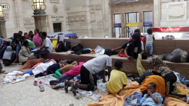 Migranti a Milano, la Stazione Centrale presa d'assalto