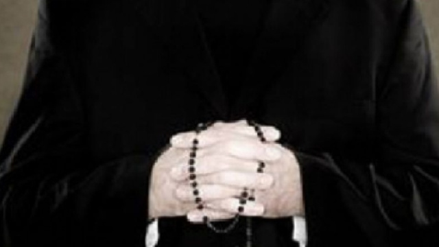 Prete gira video hard, Ricattato denuncia tutto alla Polizia.