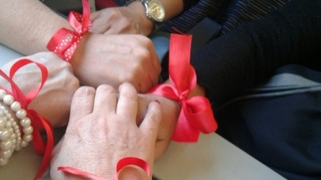 Ultime notizie scuola, domenica 18 settembre 2016: i nastrini rossi contro la Buona Scuola