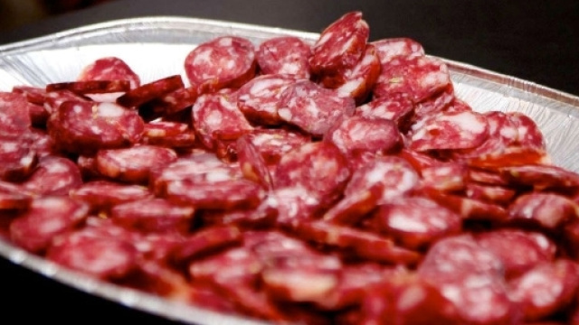 Un tipico piatto di salame da accompagnare con buon vino