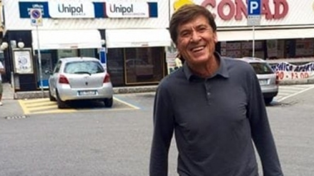 Gianni Morandi all'uscita di un supermercato