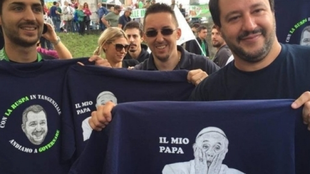 Il Segretario della Lega Nord Matteo Salvini in posa con la t-shirt dei "Giovani Padani"