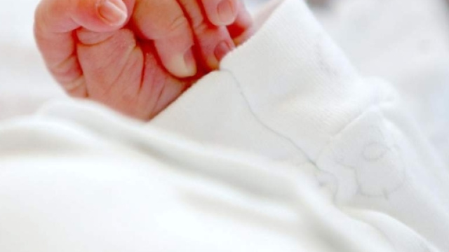 Neonato abbandonato in una scatola di scarpe