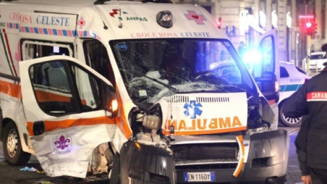 Incidente a Pesaro: ambulanza travolge automobile.