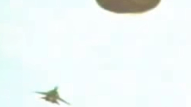 Un UFO viene trainato da un jet, in una foto del 1988.