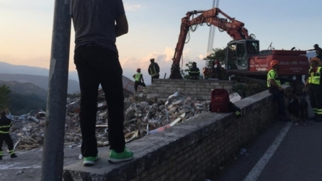 Ad Amatrice si continuano a cercare i dispersi