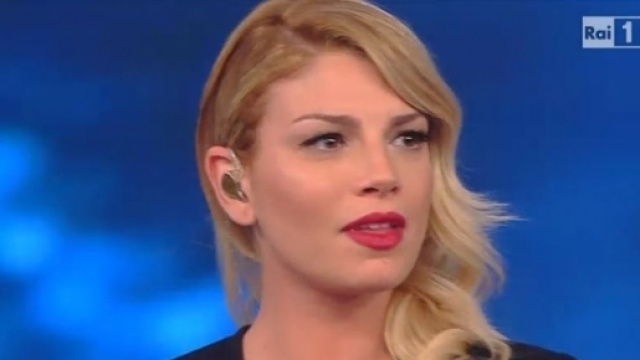 Emma Marrone si scaglia ingiustamente contro un fans sui social e le 'bestie' la attaccano.