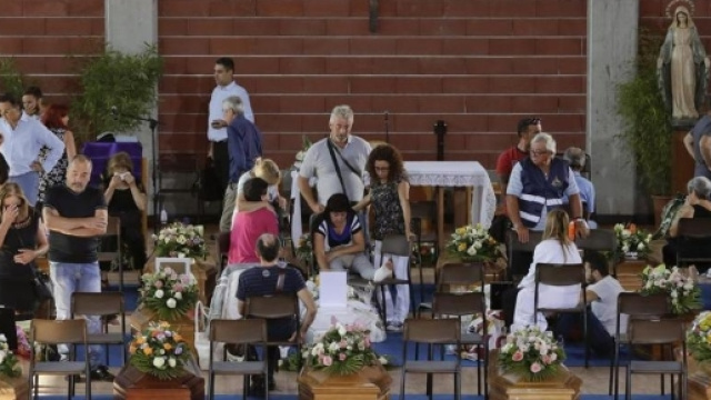 I funerali si celebrano ad Amatrice&rdquo;. E le bare da Rieti ritornano ... - lastampa.it