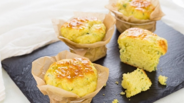 Ricetta Muffin salati all'olio con miele e zucchine - Cucchiaio d ... - cucchiaio.it