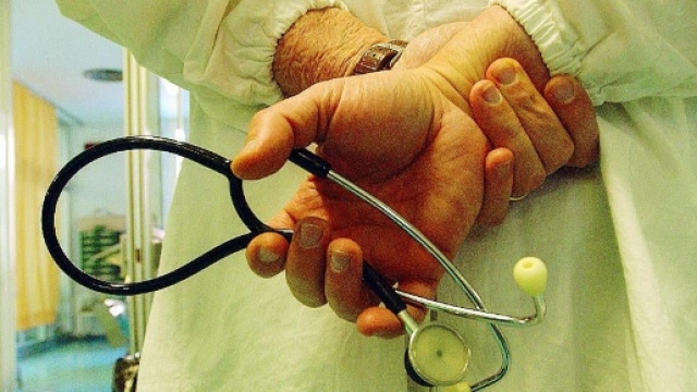 Si suicida a Milano il primario di pediatria indagato in relazione a 18 casi di abusi su minori.