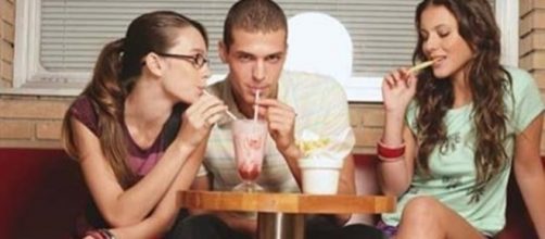 E agora? Como fazer depois de ter se apaixonado pelo boy da sua melhor amiga?