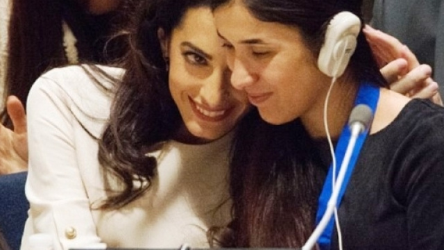 Amal Alamuddin abbraccia la giovane yazida Nadia Murad Basee Taha