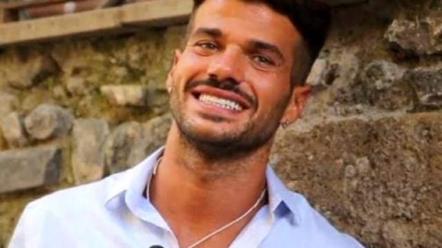 Claudio Sona criticato per le eliminazioni a Uomini e Donne - today.it