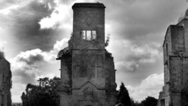 En Angleterre, un fant&ocirc;me&hellip; est apparu &agrave; la fen&ecirc;tre d'un ch&acirc;teau en ... - closermag.fr