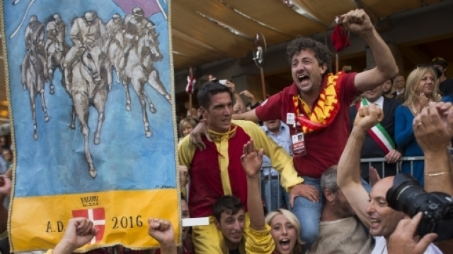 Festeggiamenti per la vittoria di Nizza Monferrato (foto di Stefano Guidi)