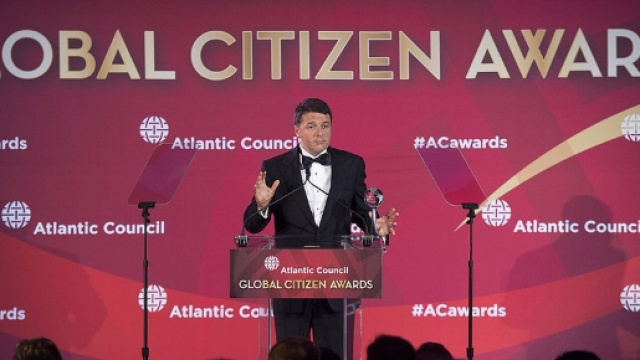 Riforma pensioni, news dal governo del 20 settembre 2016. Nella foto Renzi oggi riceve il premio Atlantic Council 2016 Global Citizen