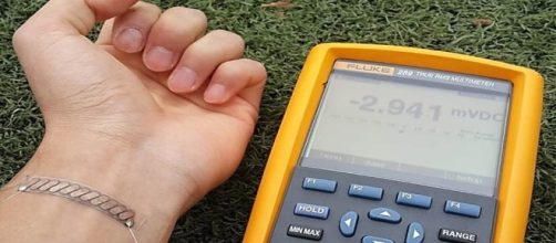 Celulares capaces de eflejar toda la informaci&oacute;n en un brazalete.