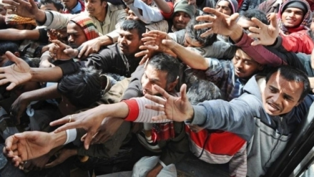 Immigrati in cerca di aiuto: il Papa si schiera con loro.