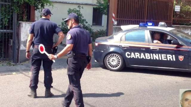 Gianpriamo Piras, nella foto piccola il primo a partire da destra, &egrave; stato arrestato dai Carabinieri. Nell'altra foto piccola la vittima.