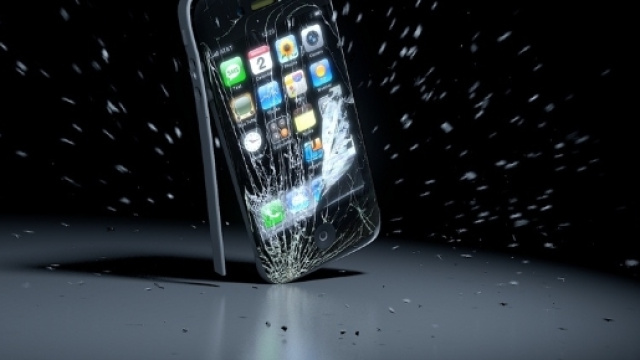 IPhone 7, il video della proca con il martello.