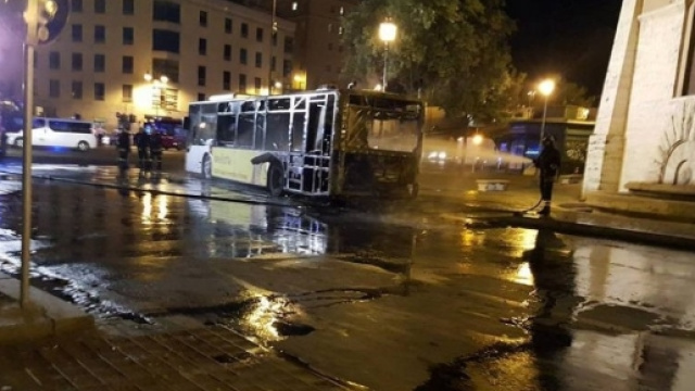 Roma, bus Atac in fiamme in Zona Serpentara