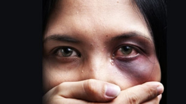 Turchia: le 'ragazze di Istanbul' protestano contro la violenza sulle donne.