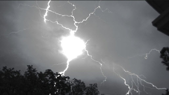 Fulmini globulari e Universi Paralleli