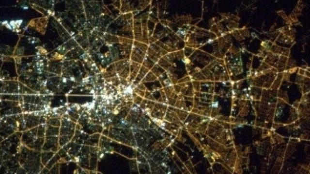 La divisione tra est ed ovest catturata dalla diversa illuminazione.