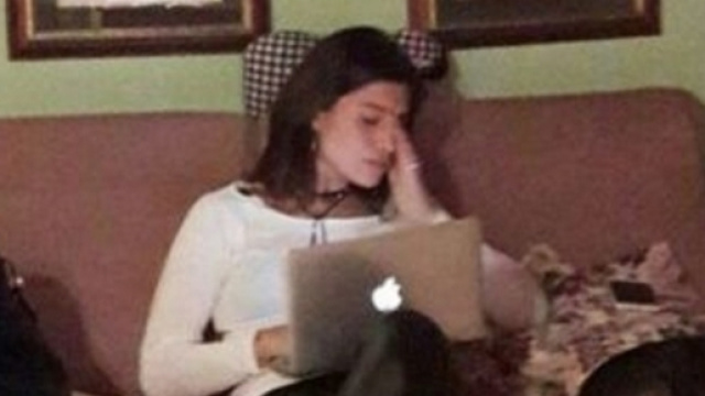 Ludovica Valli in lacrime davanti pc