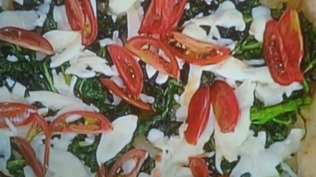Pizza con broccoli e pomodoro tigrato nero